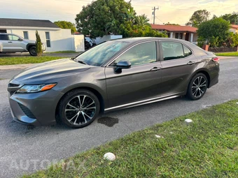 2020 Toyota Camry SE - miniatura 2
