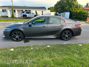 2020 Toyota Camry SE - miniatura 3