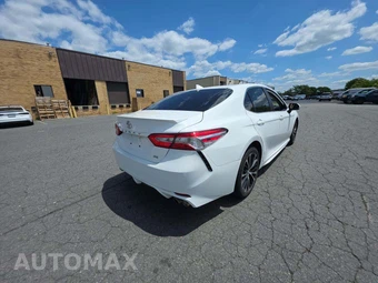 2020 Toyota Camry SE - miniatura 3