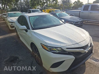 2020 Toyota Camry SE - miniatura 3