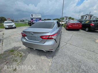 2020 Toyota Camry SE – miniatura 3
