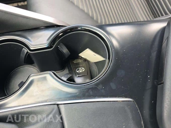 2020 Toyota Camry SE – miniatura 8