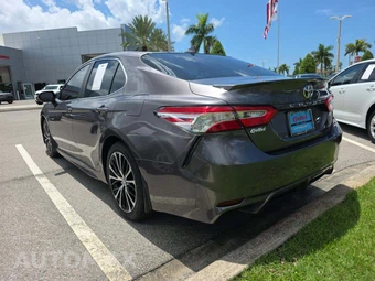 2020 Toyota Camry SE - miniatura 2