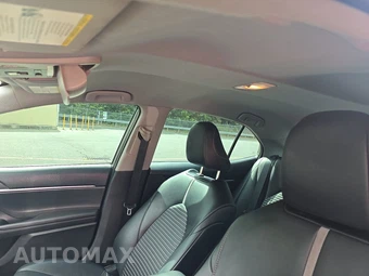 2020 Toyota Camry SE – miniatura 18