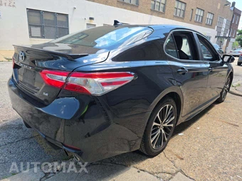 2020 Toyota Camry SE - miniatura 3