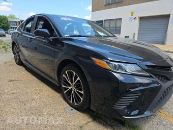 2020 Toyota Camry SE - miniatura 4
