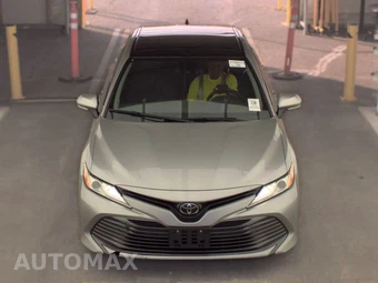 2020 Toyota Camry XLE - miniatura 2