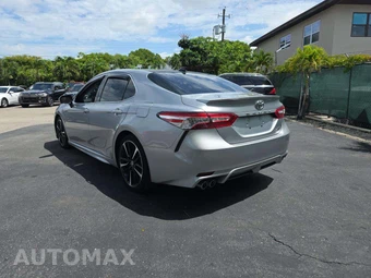 2020 Toyota Camry XSE - miniatura 2