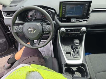2020 Toyota RAV4 LE - miniatura 10