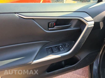 2020 Toyota RAV4 LE – miniatura 9