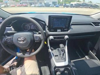 2020 Toyota RAV4 LE - miniatura 10