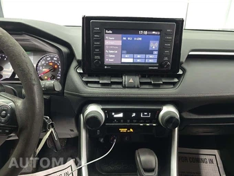 2020 Toyota RAV4 LE – miniatura 7