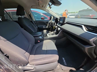 2020 Toyota RAV4 LE - miniatura 8