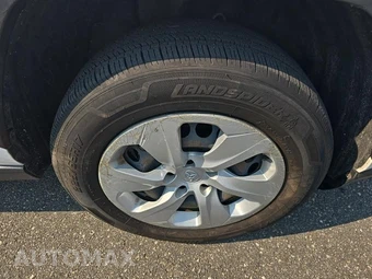 2020 Toyota RAV4 LE - miniatura 9