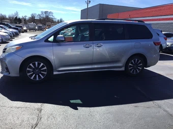 2020 Toyota Sienna LE 7-Passenger 119.3" WB - miniatura 3