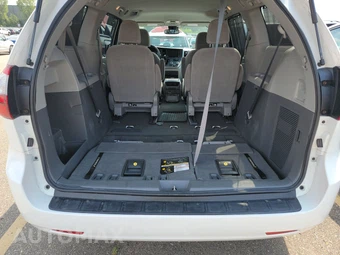 2020 Toyota Sienna LE 7-Passenger 119.3" WB - miniatura 17