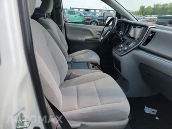 2020 Toyota Sienna LE 7-Passenger 119.3" WB - miniatura 8