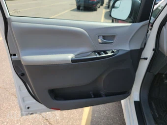2020 Toyota Sienna LE 7-Passenger 119.3" WB - miniatura 9