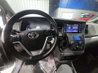 2020 Toyota Sienna LE 8-Passenger 119.3" WB - miniatura 10