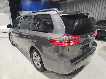 2020 Toyota Sienna LE 8-Passenger 119.3" WB - miniatura 4