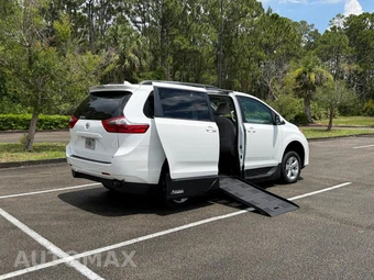 2020 Toyota Sienna LE 8-Passenger 119.3" WB - miniatura 5