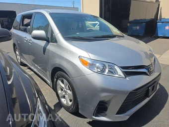 2020 Toyota Sienna LE 8-Passenger 119.3" WB - miniatura 3