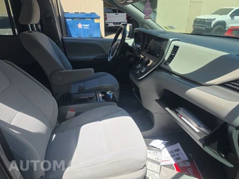2020 Toyota Sienna LE 8-Passenger 119.3" WB - miniatura 8