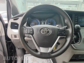 2020 Toyota Sienna LE 8-Passenger 119.3" WB - miniatura 11