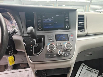 2020 Toyota Sienna LE 8-Passenger 119.3" WB - miniatura 17