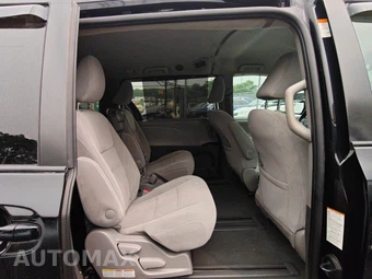 2020 Toyota Sienna LE 8-Passenger 119.3" WB - miniatura 30