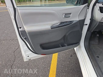 2020 Toyota Sienna LE 8-Passenger 119.3" WB - miniatura 9