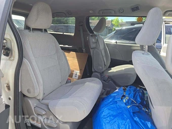2020 Toyota Sienna LE 8-Passenger 119.3" WB - miniatura 17