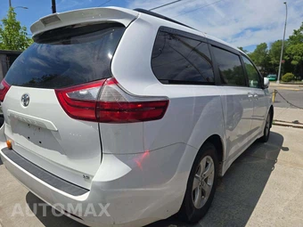 2020 Toyota Sienna LE 8-Passenger 119.3" WB - miniatura 3