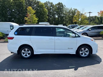 2020 Toyota Sienna LE 8-Passenger 119.3" WB - miniatura 12