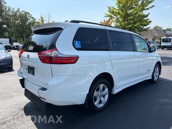 2020 Toyota Sienna LE 8-Passenger 119.3" WB - miniatura 13