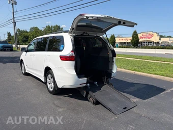 2020 Toyota Sienna LE 8-Passenger 119.3" WB - miniatura 22