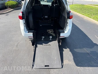 2020 Toyota Sienna LE 8-Passenger 119.3" WB - miniatura 24