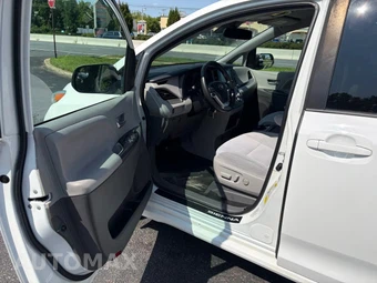 2020 Toyota Sienna LE 8-Passenger 119.3" WB - miniatura 33