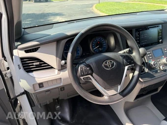 2020 Toyota Sienna LE 8-Passenger 119.3" WB - miniatura 38