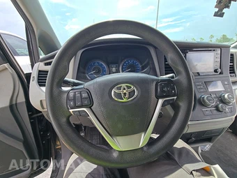 2020 Toyota Sienna LE 8-Passenger 119.3" WB - miniatura 16