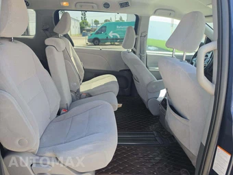 2020 Toyota Sienna LE 8-Passenger 119.3" WB - miniatura 17