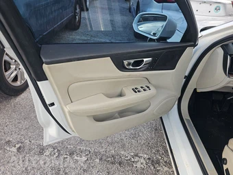 2020 Volvo S60 T5 Momentum – miniatura 9