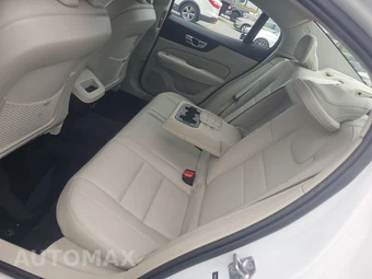 2020 Volvo S60 T6 Momentum - miniatura 13