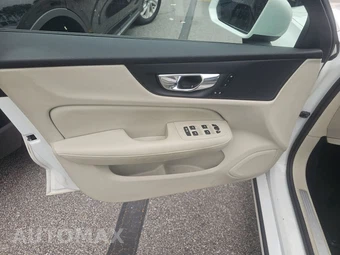 2020 Volvo S60 T6 Momentum - miniatura 9