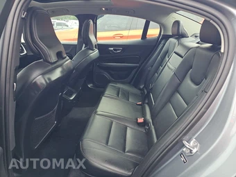 2020 Volvo S60 T6 Momentum - miniatura 13