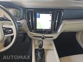 2020 Volvo S60 T6 Momentum - miniatura 11