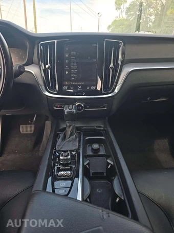 2020 Volvo V60 T5 Momentum – miniatura 7
