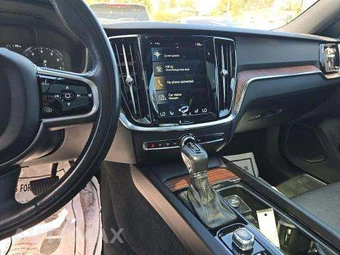 2020 Volvo V60 T5 Momentum – miniatura 10