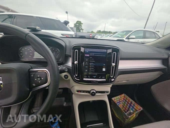 2020 Volvo XC40 T4 Momentum – miniatura 10