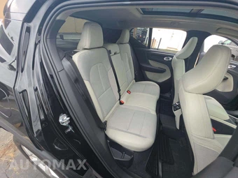 2020 Volvo XC40 T4 Momentum – miniatura 16